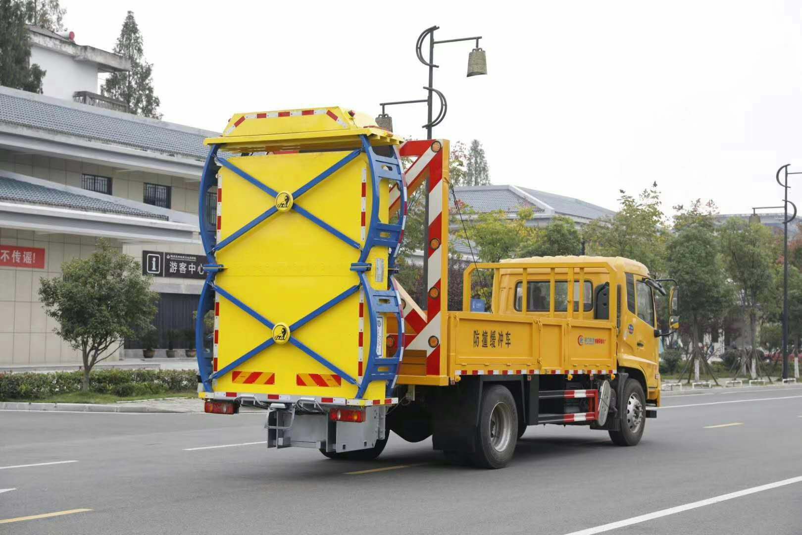 廣東汕頭南澳江鈴防撞緩沖車部署，為道路施工與緊急救援筑牢安全屏障